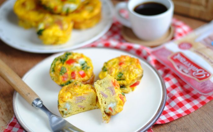 Muffiny śniadaniowe z kiełbasą, szpinakiem i papryką