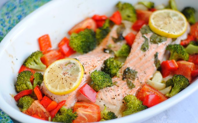 Łosoś pieczony z warzywami