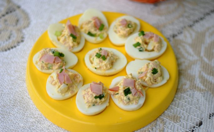Jajka faszerowane szynką