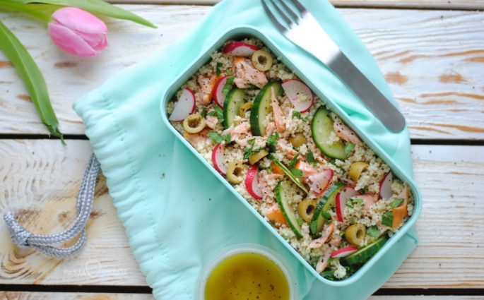 Sałatka z łososiem wędzonym na gorąco