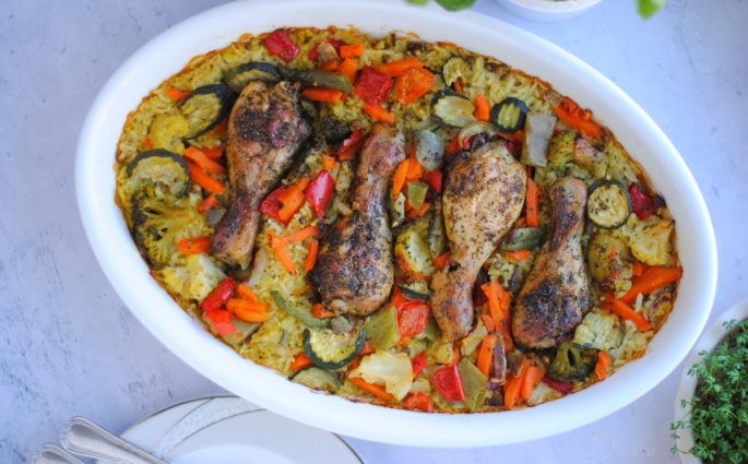 Pałki z kurczaka pieczone na ryżu z warzywami