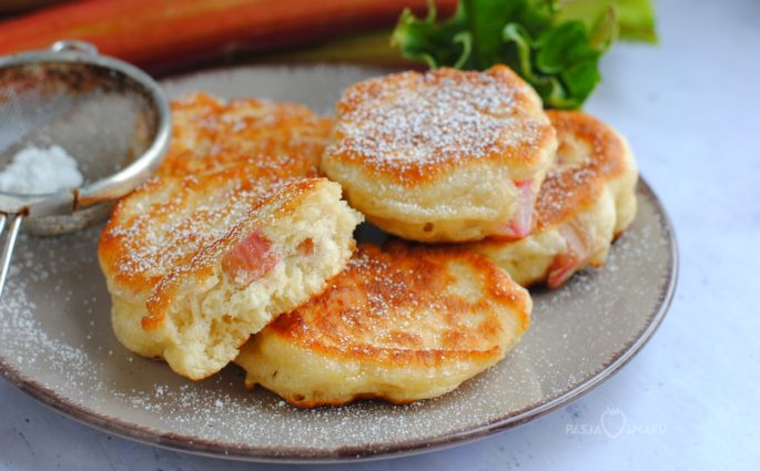 Drożdżowe racuchy z rabarbarem