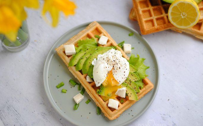 Pełnoziarniste gofry z awokado i jajkiem w koszulce