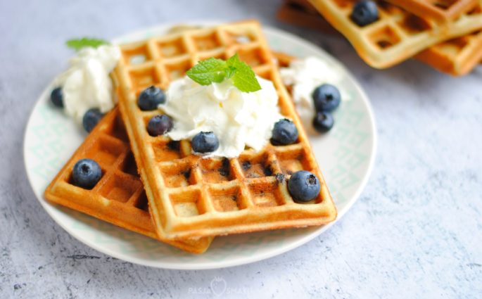 Jaglane gofry jagodowe