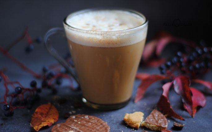 Jesienna kawa z cynamonem i imbirem