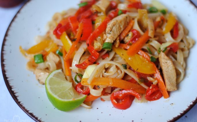 Makaron ryżowy z kurczakiem i warzywami